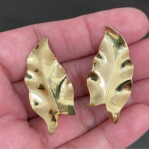 Vintage Unsigned Gold-tone Leaf Lightweight Clip On Earrings - Picture 4 of 10